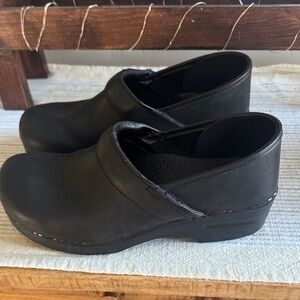 Dansko Black Leather Mules/Clogs in great condition. Lightly used.